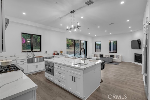 5196 Orange Place, Los Angeles CA: https://media.crmls.org/medias/aff89304-6b1d-4882-a416-48cba1bb2e76.jpg