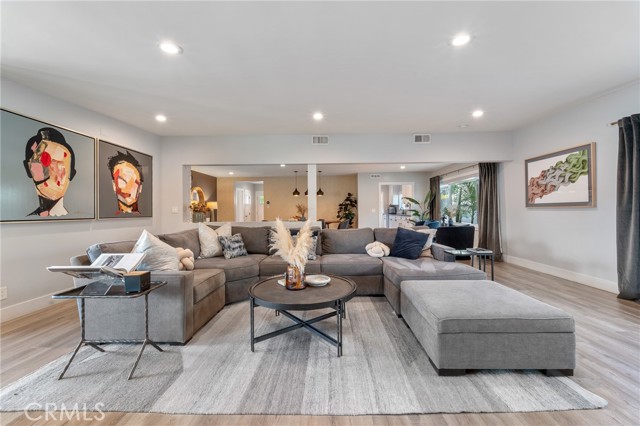 Detail Gallery Image 12 of 40 For 7316 Colbath, Van Nuys,  CA 91405 - 3 Beds | 3 Baths