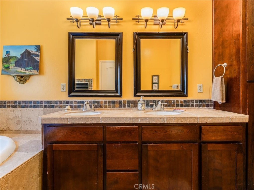 https://media.crmls.org/medias/affae8be-9d3a-45f3-ab9c-cebdb352d021.jpg?preset=X-Large