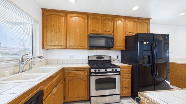 Detail Gallery Image 12 of 38 For 1529 E Avenue Q6, Palmdale,  CA 93550 - 4 Beds | 2 Baths