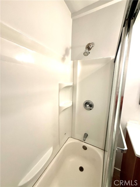Detail Gallery Image 4 of 6 For 11418 Arminta St #1/2,  North Hollywood,  CA 91605 - 1 Beds | 1 Baths