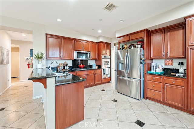 Detail Gallery Image 4 of 34 For 1524 Larsen Ln, Placentia,  CA 92870 - 6 Beds | 4 Baths