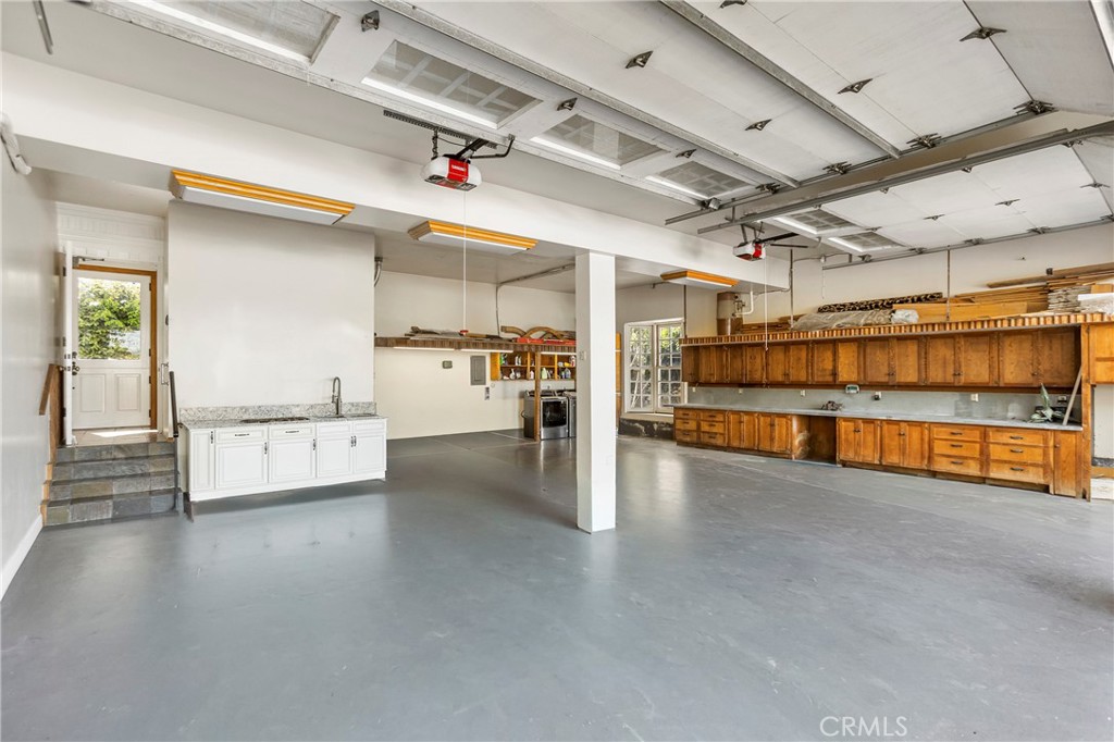 https://media.crmls.org/medias/b0001e68-260b-4203-b46c-854df083b5b8.jpg?preset=X-Large