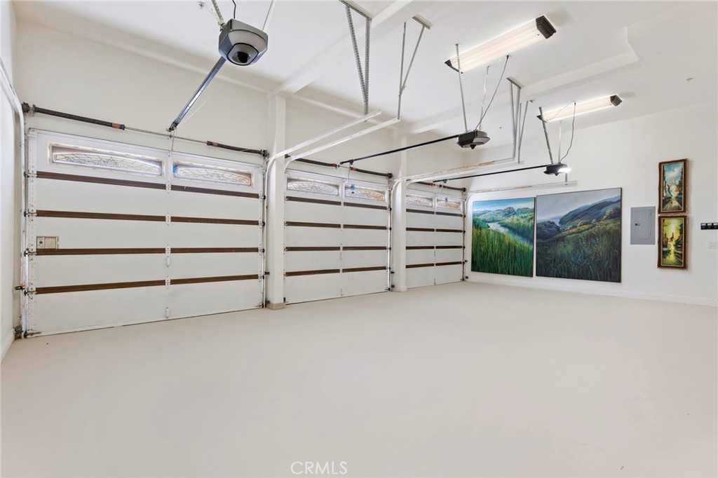 https://media.crmls.org/medias/b0019ade-ff25-493e-9b69-a6ef5c313e82.jpg?preset=X-Large