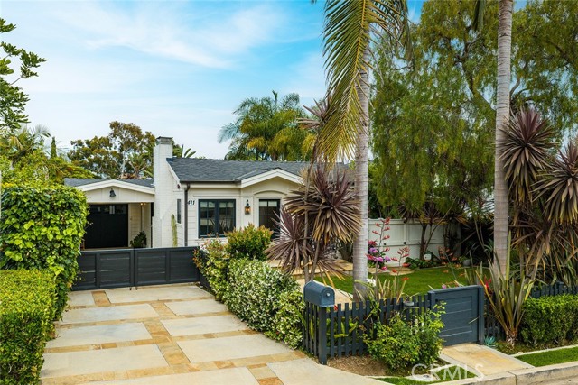 411 Poplar Street, Laguna Beach CA: https://media.crmls.org/medias/b001a976-ba39-442b-99aa-6b63d1f1a576.jpg