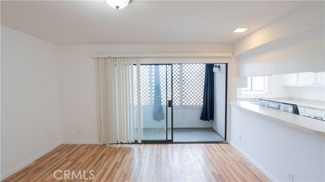 Detail Gallery Image 3 of 22 For 14610 Erwin St #304,  Van Nuys,  CA 91411 - 2 Beds | 2 Baths