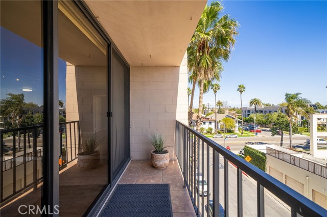 1750 E Ocean Boulevard, Long Beach CA: https://media.crmls.org/medias/b002ceff-20e7-4758-a86c-1ecb5e4a70fb.jpg