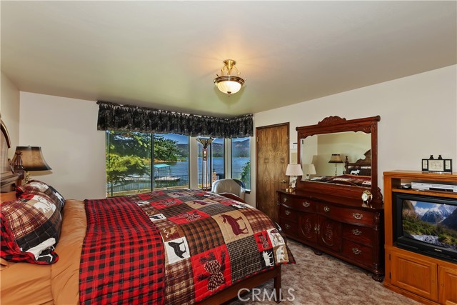 488 Lakeview Court, Big Bear Lake CA: https://media.crmls.org/medias/b0041cdb-88e6-4f8e-b74f-5092c4408f5a.jpg
