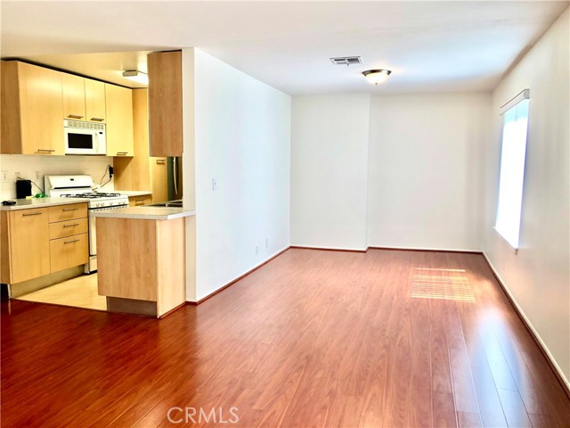 Detail Gallery Image 6 of 20 For 2121 Beloit Ave #205,  Los Angeles,  CA 90025 - 2 Beds | 2 Baths