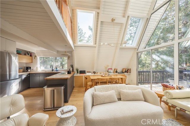 Detail Gallery Image 9 of 48 For 399 Rainier Rd, Lake Arrowhead,  CA 92352 - 3 Beds | 3 Baths