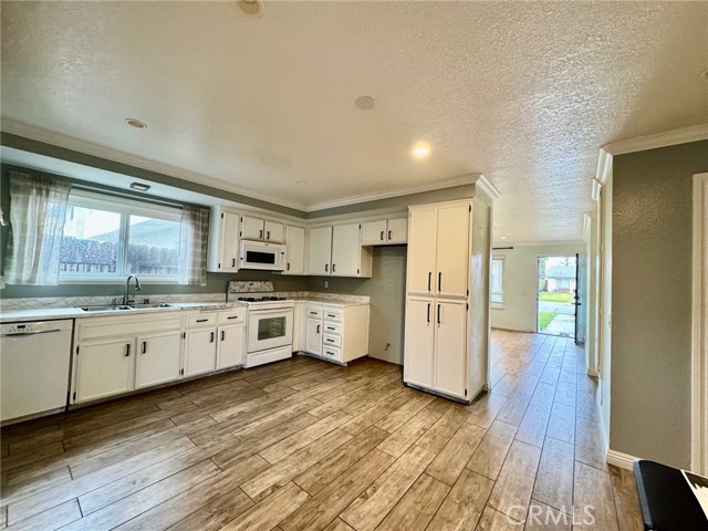 Detail Gallery Image 5 of 19 For 8664 Oak, Rancho Cucamonga,  CA 91730 - 3 Beds | 2 Baths