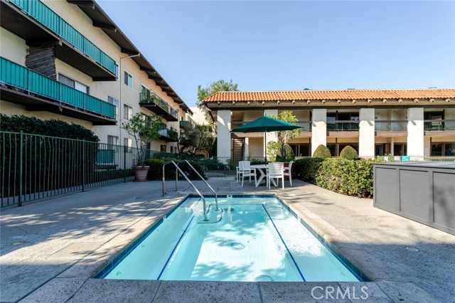 Detail Gallery Image 28 of 36 For 5460 White Oak, Encino,  CA 91316 - 2 Beds | 2 Baths