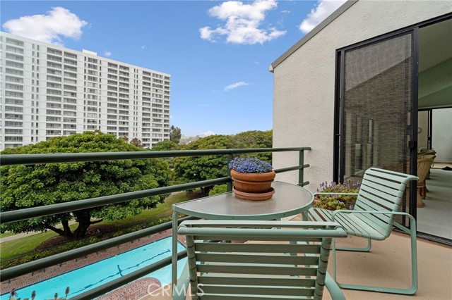 2910 Neilson Way, Santa Monica CA: https://media.crmls.org/medias/b009b63d-49d7-4a0e-9f59-78b7376f6637.jpg