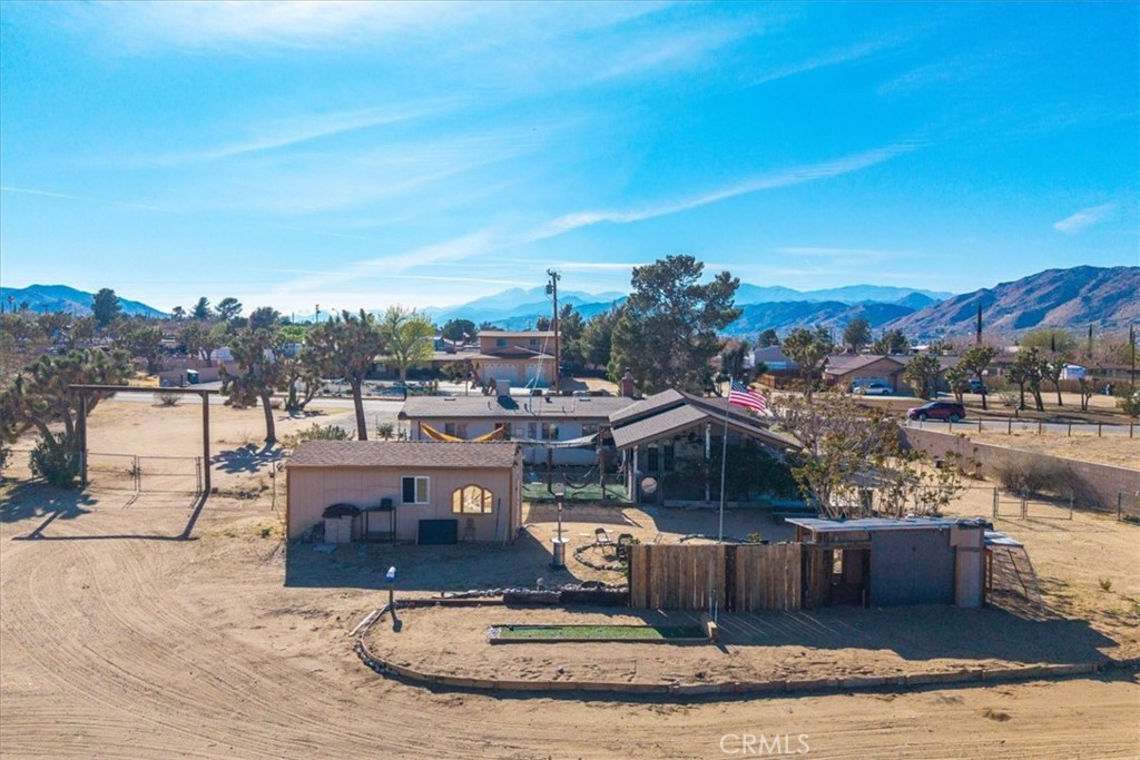 https://media.crmls.org/medias/b00d8748-9170-428e-879f-f05f6f2aef27.jpg?preset=X-Large