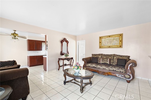 Detail Gallery Image 4 of 36 For 6133 Orchard Ave, Huntington Park,  CA 90255 - 4 Beds | 3 Baths