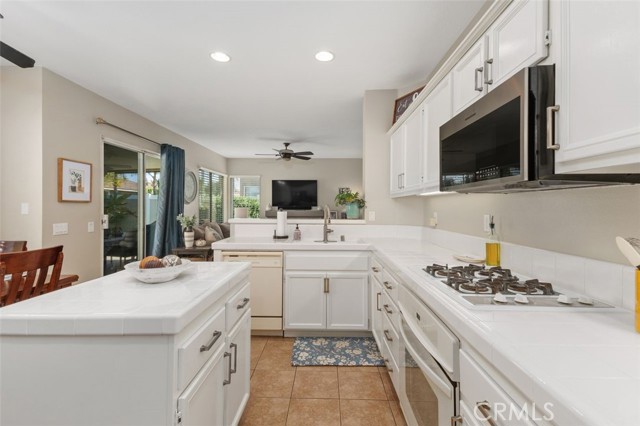 431 Redwing Drive, Corona CA: https://media.crmls.org/medias/b01316d1-ef21-4f27-867e-8c7d0ecd917d.jpg