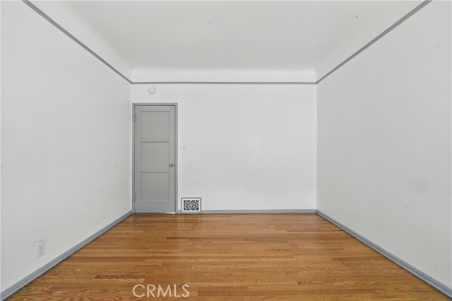 1327 S Burnside Avenue, Los Angeles CA: https://media.crmls.org/medias/b017b4db-3db4-4e07-9d60-e1d179dcfa3a.jpg