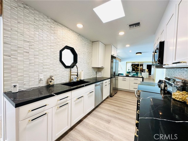 Detail Gallery Image 19 of 75 For 1980 E Rochelle Rd, Palm Springs,  CA 92262 - 5 Beds | 3 Baths