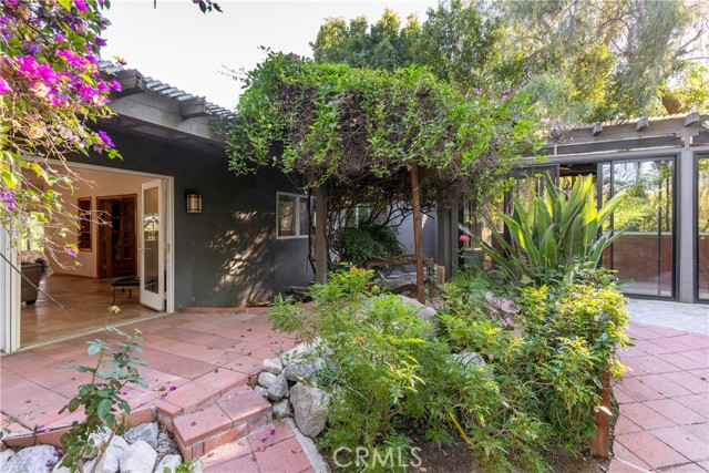 Detail Gallery Image 9 of 37 For 5653 Shirley Ave, Tarzana,  CA 91356 - 3 Beds | 2 Baths