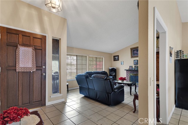 5834 Norman Way, Riverside CA: https://media.crmls.org/medias/b019178d-ee27-42cb-9d29-85b2f6b098b3.jpg