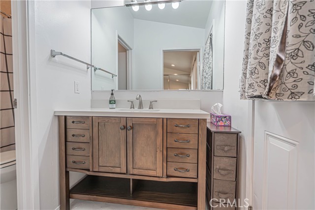 27412 Garza Drive, Saugus CA: https://media.crmls.org/medias/b0196f2b-c37a-487c-8980-420a5dbf3b35.jpg