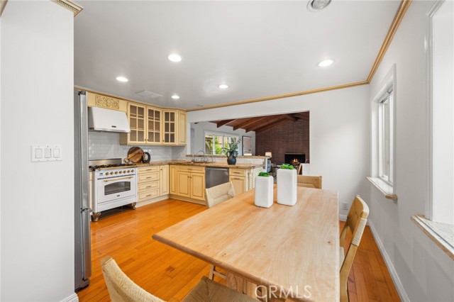 Detail Gallery Image 8 of 40 For 3569 Kelton Ave, Los Angeles,  CA 90034 - 3 Beds | 2 Baths