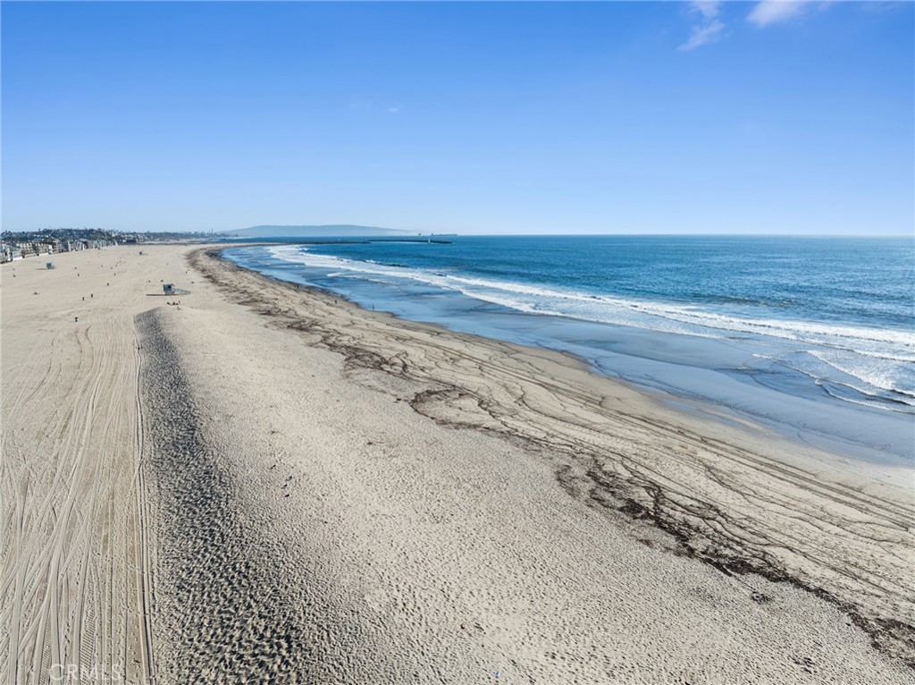 https://media.crmls.org/medias/b01a2f9b-b953-47aa-872a-e97ea2c3d3d8.jpg?preset=X-Large