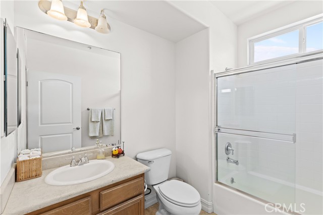 Detail Gallery Image 11 of 13 For 14343 Burbank Bld #301,  Sherman Oaks,  CA 91401 - 3 Beds | 2 Baths