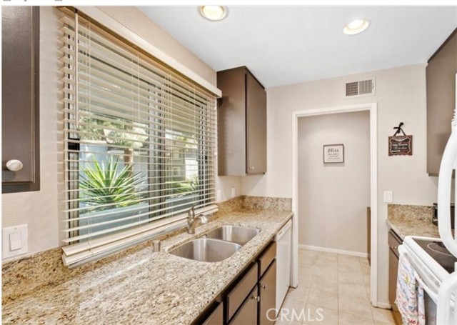 22152 Caminito Amor, Laguna Hills CA: https://media.crmls.org/medias/b01dbfde-71f1-4ac2-ac92-2427ffc81a48.jpg
