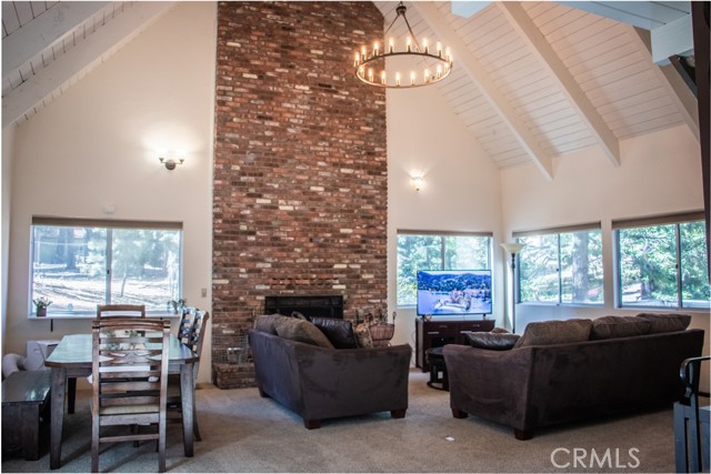 31583 Circle View Drive, Running Springs CA: https://media.crmls.org/medias/b01f7305-d686-41e4-9a70-fd5e6c03dc5a.jpg