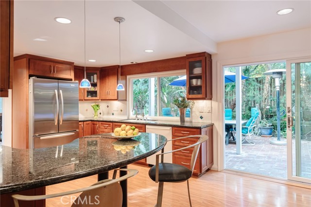 Great peninsula eating area with room for lots of barstools