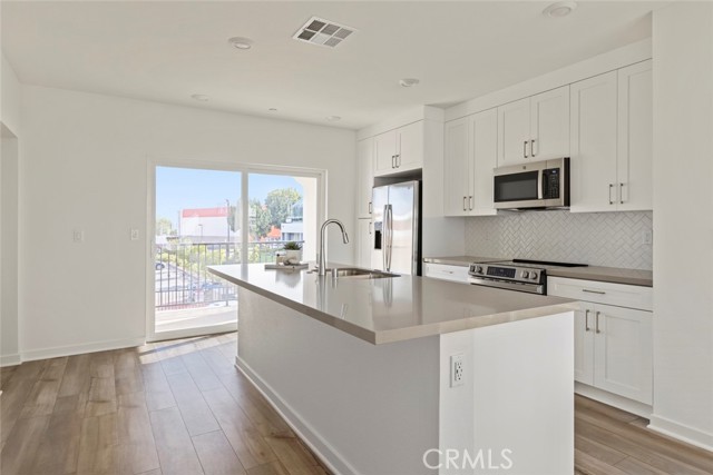 Detail Gallery Image 7 of 26 For 9831 La Serna Dr #1,  Whittier,  CA 90605 - 3 Beds | 3 Baths