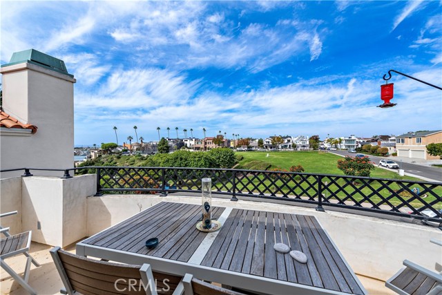 Detail Gallery Image 23 of 26 For 414 .5 Carnation Ave #UPPER,  Corona Del Mar,  CA 92625 - 3 Beds | 3 Baths