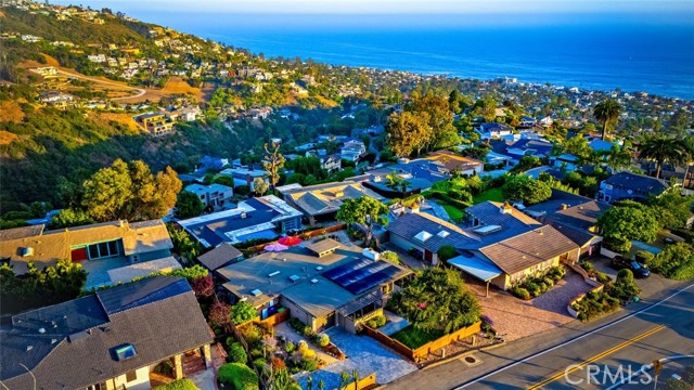 1687 Temple Hills Drive, Laguna Beach CA: https://media.crmls.org/medias/b029dbe6-2213-47ab-bf8c-cf96c166e7eb.jpg