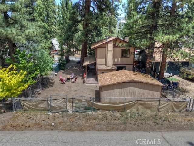 320 W Aeroplane Boulevard, Big Bear City CA: https://media.crmls.org/medias/b02e2488-35be-4eaa-8451-002fcddda388.jpg