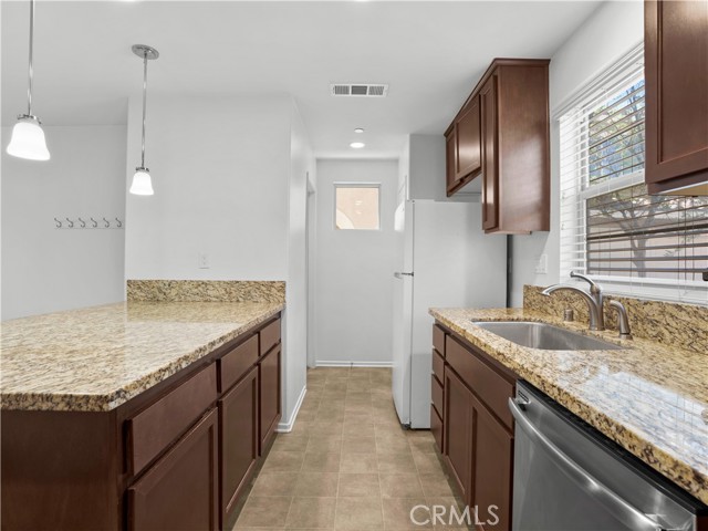 Detail Gallery Image 12 of 36 For 1377 Sunset #B,  Beaumont,  CA 92223 - 3 Beds | 2/1 Baths