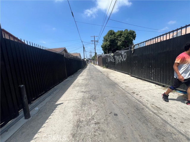 5881 S Broadway, Los Angeles CA: https://media.crmls.org/medias/b035ee91-e9cf-4bf1-95f3-19c935009d58.jpg