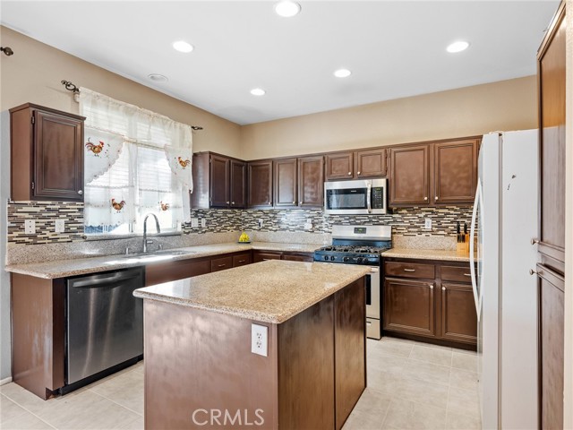 Detail Gallery Image 9 of 35 For 15647 Choctaw Ct, Victorville,  CA 92395 - 3 Beds | 2/1 Baths