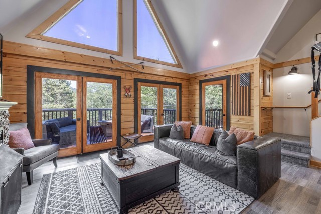 893 Silver Tip Drive, Big Bear CA: https://media.crmls.org/medias/b036d34a-0d3b-4062-af1d-1bda411c1ffa.jpg