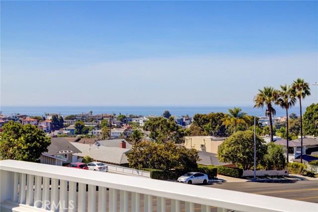 2704 El Oeste Drive, Hermosa Beach, California 90254, 4 Bedrooms Bedrooms, ,3 BathroomsBathrooms,Residential,Sold,El Oeste,SB21211633