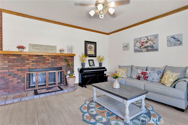 Detail Gallery Image 8 of 56 For 19985 Red Feather, Apple Valley,  CA 92307 - 3 Beds | 2/1 Baths