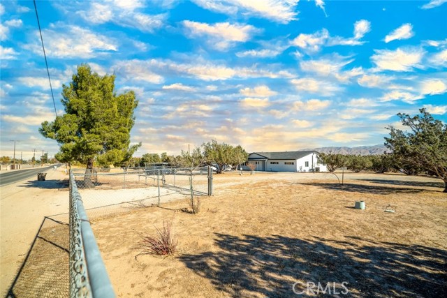 Detail Gallery Image 4 of 73 For 7587 3rd Ave, Hesperia,  CA 92345 - 4 Beds | 2/1 Baths