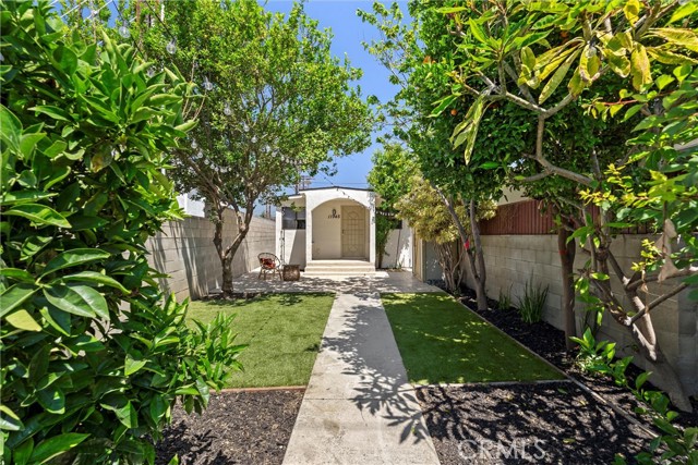 Detail Gallery Image 1 of 10 For 11945 Jefferson Bld, Culver City,  CA 90230 - 2 Beds | 1 Baths