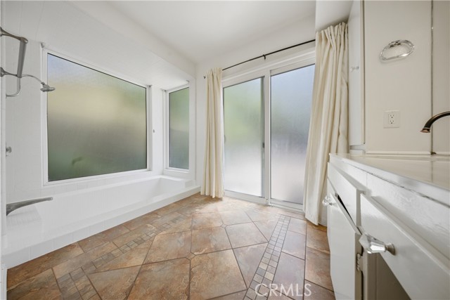 Detail Gallery Image 10 of 18 For 2718 Still Meadow, Lancaster,  CA 93536 - 5 Beds | 3 Baths