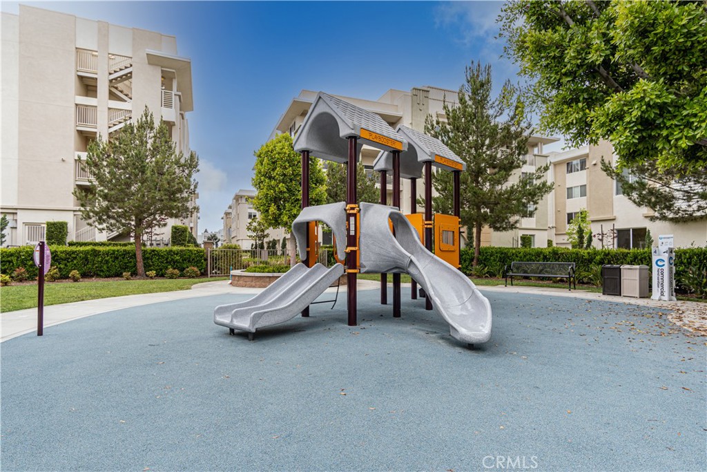 https://media.crmls.org/medias/b043f87b-8526-40c2-a02d-09c85a411b79.jpg?preset=X-Large