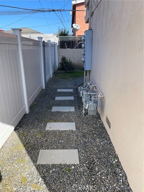 Detail Gallery Image 2 of 17 For 1707 W 81st, Los Angeles,  CA 90047 - 1 Beds | 1 Baths