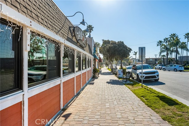 1207 Seal Way, Seal Beach CA: https://media.crmls.org/medias/b04a9e99-c84d-489b-b7ee-a1a69592d0d7.jpg