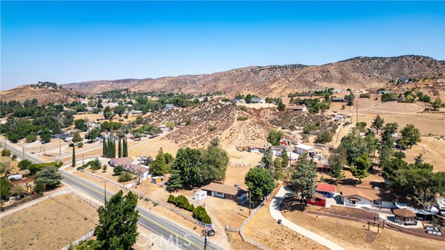 8627 Elizabeth Lake Road, Leona Valley CA: https://media.crmls.org/medias/b04d2f8f-f3cc-416f-82a3-cd3153564ad6.jpg