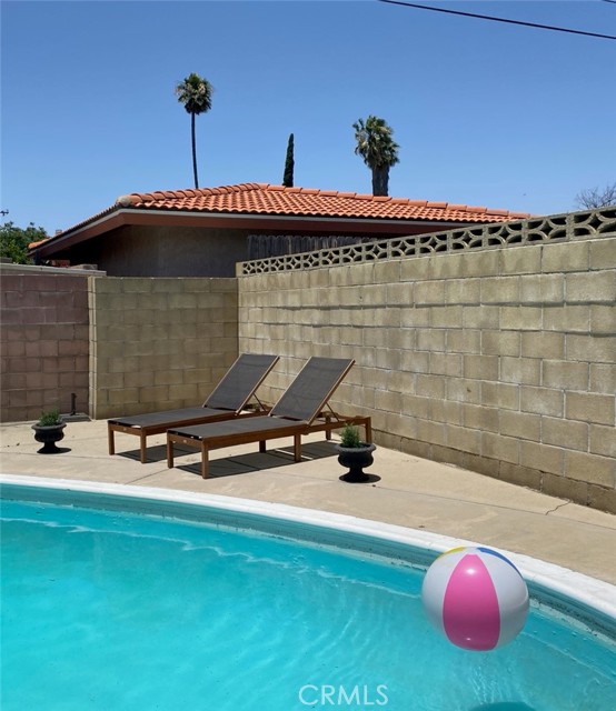 9166 Tamarind Ave., Fontana CA: https://media.crmls.org/medias/b04d9ea3-7a42-4056-9221-abe8b15074ef.jpg