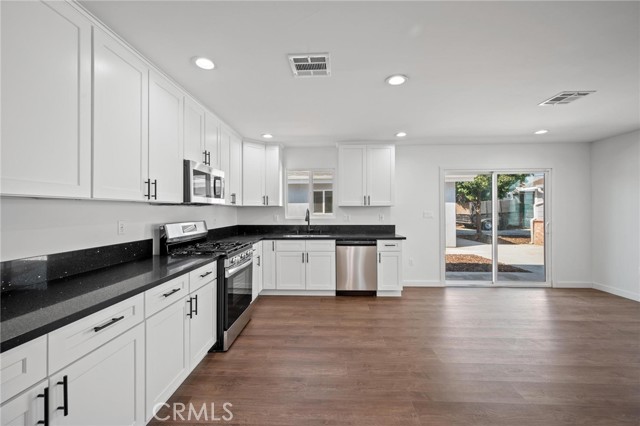 Detail Gallery Image 7 of 42 For 7445 Balcom Ave, Reseda,  CA 91335 - 4 Beds | 2 Baths